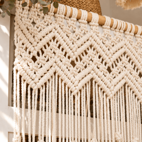 Cortina de macramé hecha a mano en algodón color natural