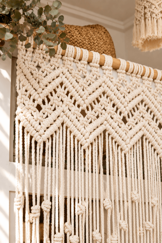 Cortina de macramé hecha a mano en algodón color natural